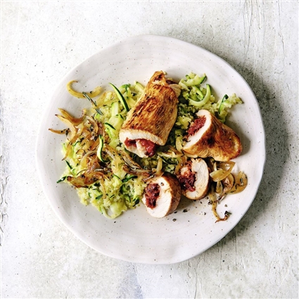 Putenröllchen mit Zucchini-Bulgur