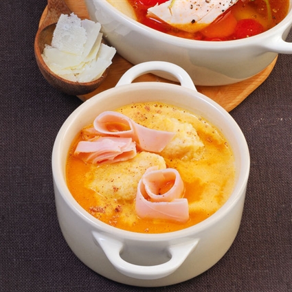 Möhrensuppe mit Nockerln und Pute