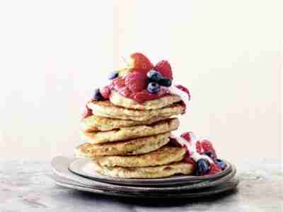 Pancakes mit Joghurt und Beeren