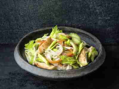 Thai-Salat mit Hähnchen und Reisnudeln