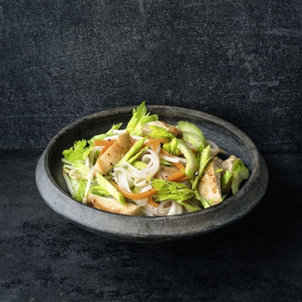 Thai-Salat mit Hähnchen und Reisnudeln