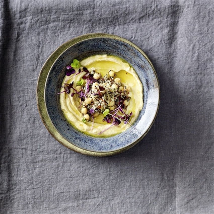 Quinoa-Salat mit Hummus