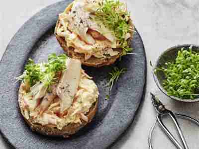 Forellenbrötchen mit Möhrenquark