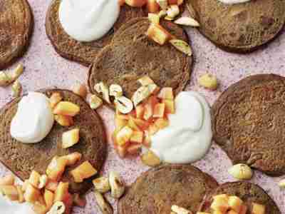 Schoko-Avocado-Pancakes mit Papaya