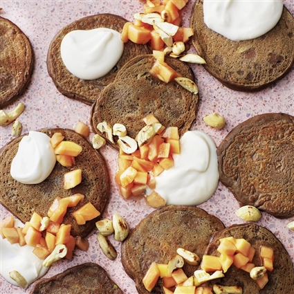 Schoko-Avocado-Pancakes mit Papaya