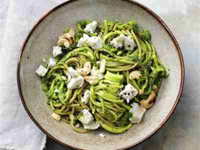 Zoodles mit Spinat-Pesto
