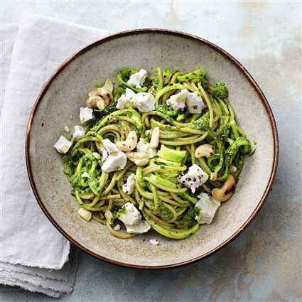 Zoodles mit Spinat-Pesto
