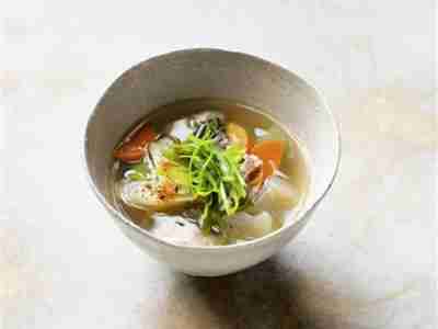 Misosuppe mit Schweinebauch und Wurzelgemüse