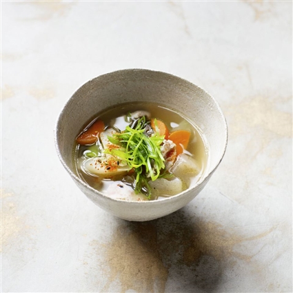 Misosuppe mit Schweinebauch und Wurzelgemüse