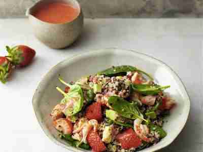 Quinoa-Spinat-Salat mit Flusskrebsen und Erdbeeren