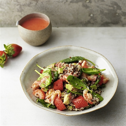 Quinoa-Spinat-Salat mit Flusskrebsen und Erdbeeren