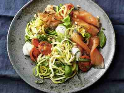 Zoodles-Salat mit Graved Lachs