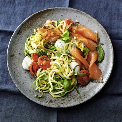 Zoodles-Salat mit Graved Lachs