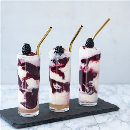 Brombeer-Lillet-Cocktail mit Vanilleeis