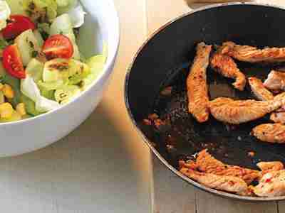 Bunter Salat mit Putenstreifen
