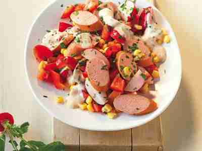 Paprika-Mais-Salat mit Wiener Würstchen
