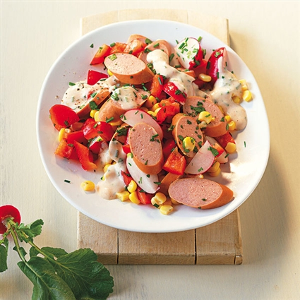 Paprika-Mais-Salat mit Wiener Würstchen