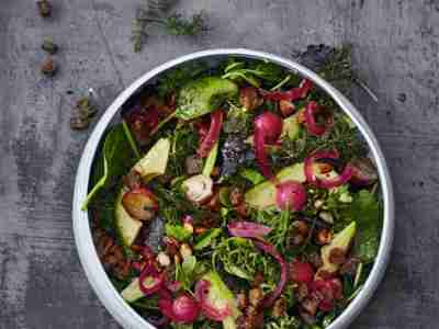 Kräutersalat mit Brot-Crunch
