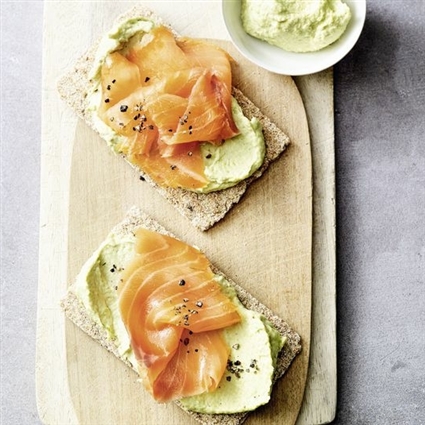 Knäckebrot mit Edamame-Hummus und Lachs