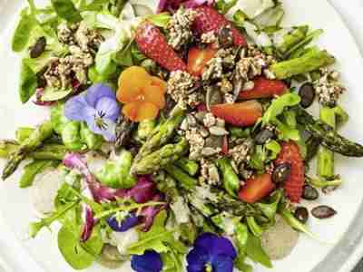 Frühlings-Salat mit Granola