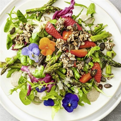 Frühlings-Salat mit Granola