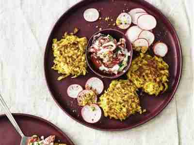 Sellerie-Latkes mit Lachsdip und Radieschen