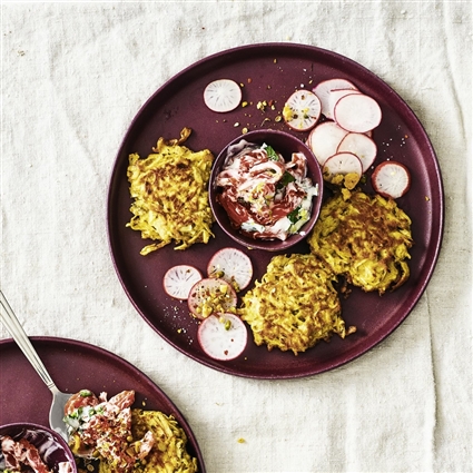 Sellerie-Latkes mit Lachsdip und Radieschen