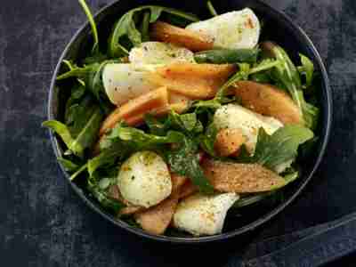 Salat mit Rucola, Melone und Mozzarella