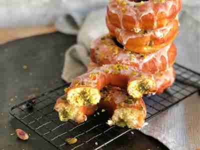 Donuts mit Pistaziencreme-Füllung