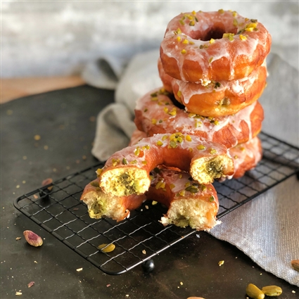 Donuts mit Pistaziencreme-Füllung