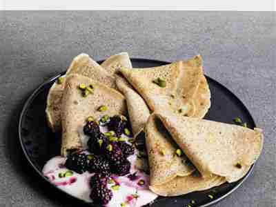 Buchweizencrêpes mit Brombeeren