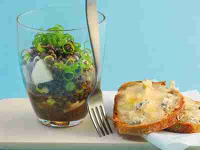 Linsensalat mit Gorgonzola-Crostini