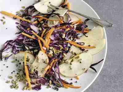 Herbstsalat mit Rotkohl, Apfel und gerösteten Kernen