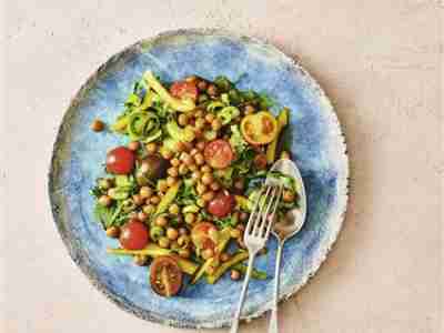 Tomaten-Paprika-Salat mit gerösteten Kichererbsen