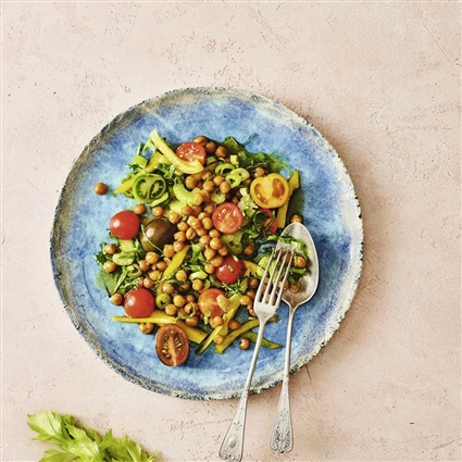 Tomaten-Paprika-Salat mit gerösteten Kichererbsen