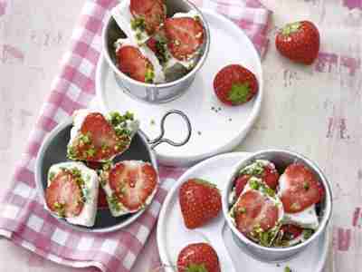 Frozen Joghurt mit Erdbeeren, Datteln und Pistazien