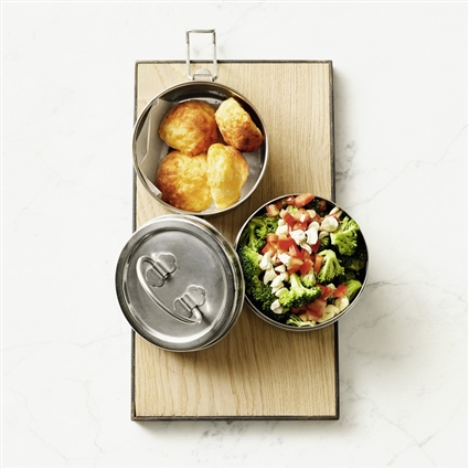 Knusprige Käsehappen mit Brokkolisalat