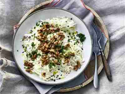 Waldorfsalat mit Zitronen-Mayo und Nüssen