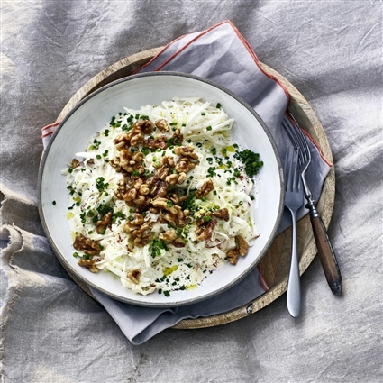 Waldorfsalat mit Zitronen-Mayo und Nüssen