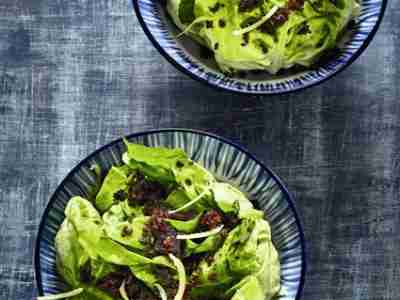 Salat mit Salzzitrone und Pumpernickel-Crunch