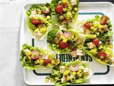Salatschiffchen mit Brotsalat