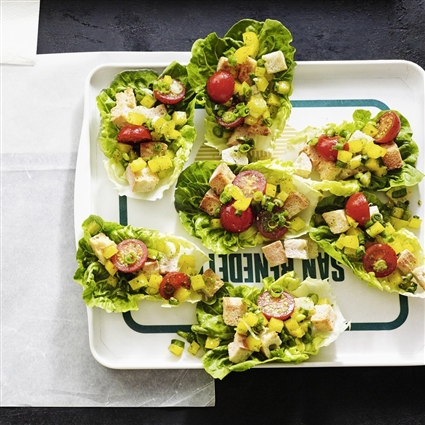 Salatschiffchen mit Brotsalat