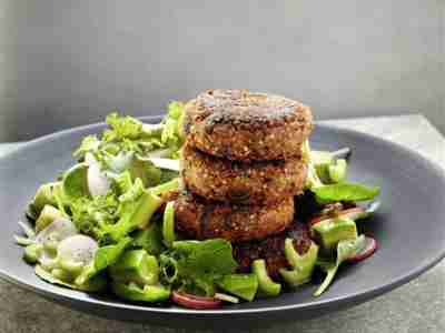 Bohnen-Quinoa-Bratlinge mit Salat und Grapefruitdressing