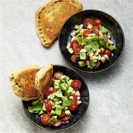 Tomaten-Bohnen-Salat mit Walnuss-Naan aus der Pfanne
