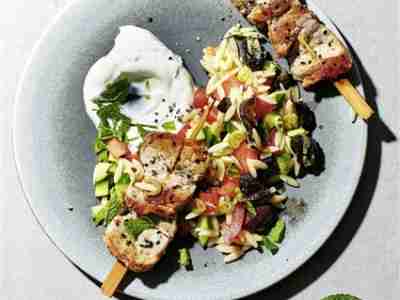 Gyros-Spieße mit Reisnudel-Salat und Minze-Dip