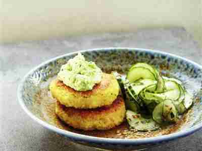 Kartoffel-Hirse-Bratlinge mit Erbsendip und Gurkensalat