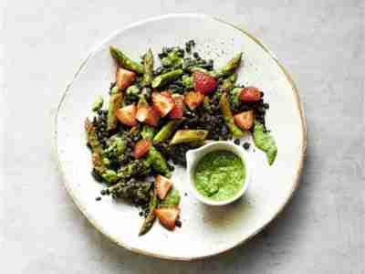 Spargel-Linsen-Salat mit Erdbeeren und Kräuterdressing