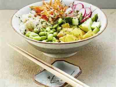 Sushi Bowl mit Nori-Flocken und Erdnuss-Sauce