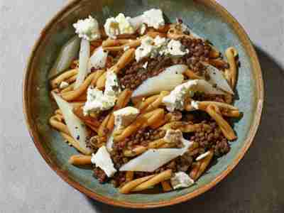 Linsen-Nudel-Salat mit Schwarzwurzeln und Feta
