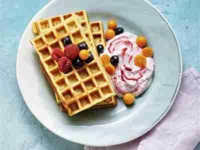 Zuckerfreie Bananen-Mandel-Waffeln mit Himbeerquark